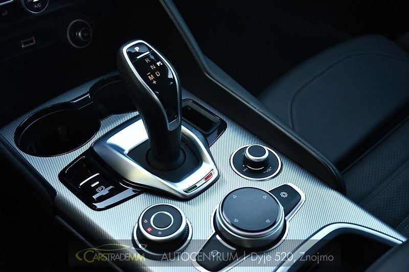 Alfa Romeo Giulia 2.0 TURBO 16V 206kW Q4 VELOCE - fotka 24 z 42