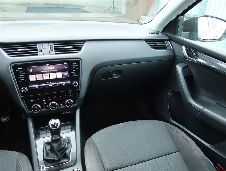 Škoda Octavia (2019) Ambition Plus 1.5 TSI - fotka 8 z 15