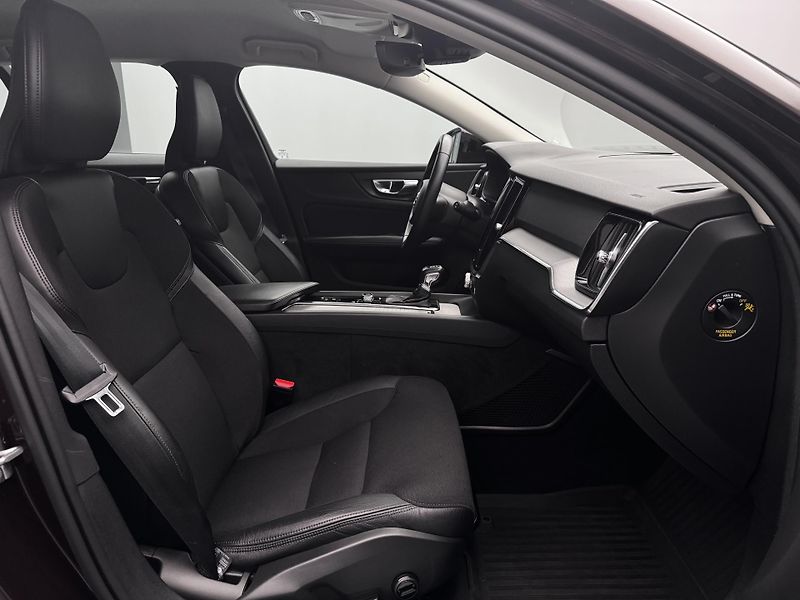 Volvo V60 CC D4 AWD MOMENTUM REZERVACE - fotka 24 z 43