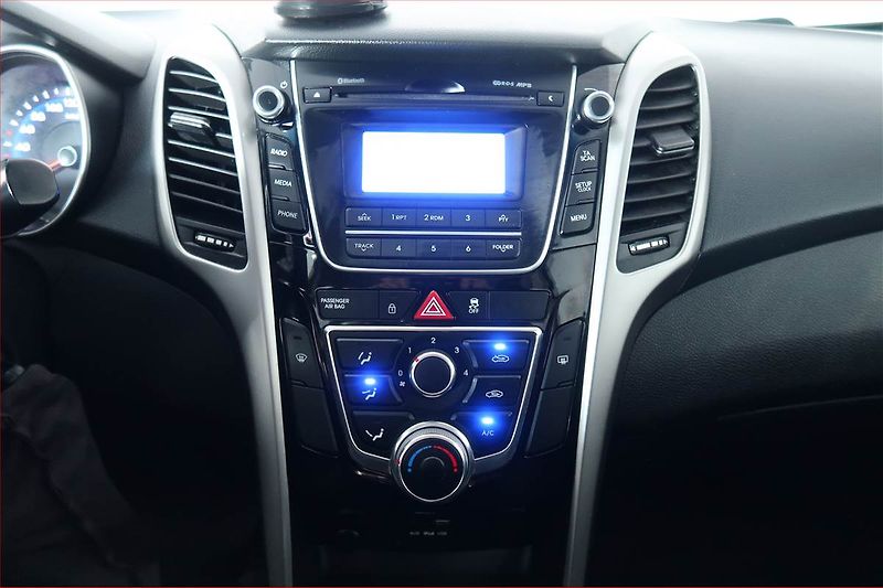 Hyundai i30 (2015) 1.6 CRDi, Tempomat - fotka 12 z 16