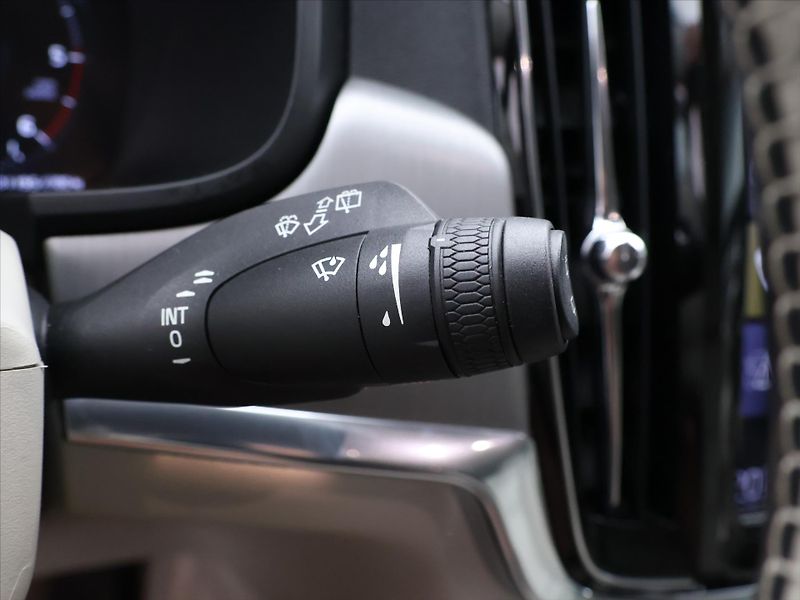 Volvo V90 2,0 D4 140kW Drive-E Momentum - fotka 21 z 35