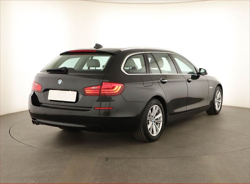 BMW Řada 5 (2015) 520d, Kůže, Bi-Xenony - fotka 5 z 20