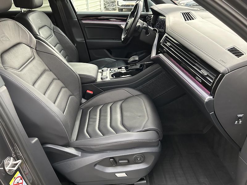 Volkswagen Touareg 3.0 TSI 4x4 R-Line - fotka 27 z 34