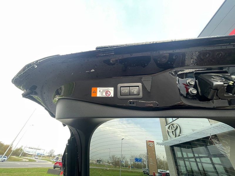 Toyota C-HR 2.0 Hybrid automat Tokio Editi - fotka 13 z 33
