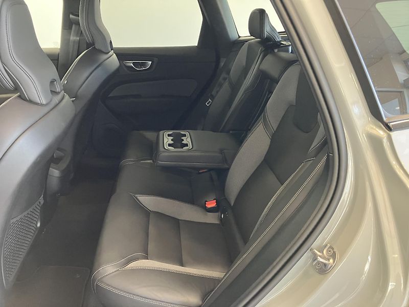 Volvo XC60 B5 AWD Black Edition Plus AT8 - fotka 15 z 47