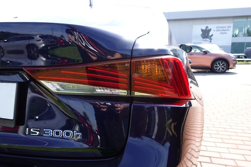 Lexus IS 300h Executive Navi - fotka 33 z 34