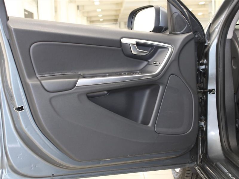 Volvo V60 2,0 D3 110kW AT Mom.NAVI Light - fotka 12 z 18