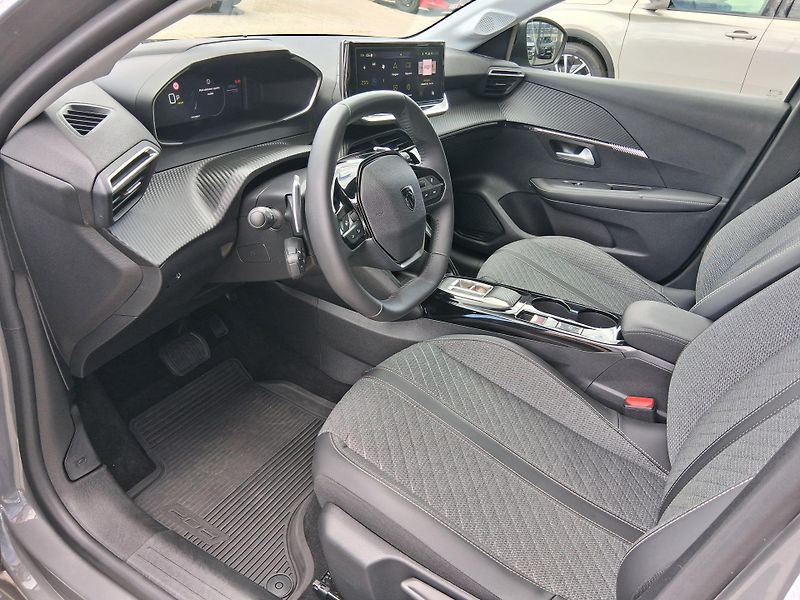 Peugeot 208 ALLURE 1.2 Hyb. 81 kW   - fotka 9 z 28