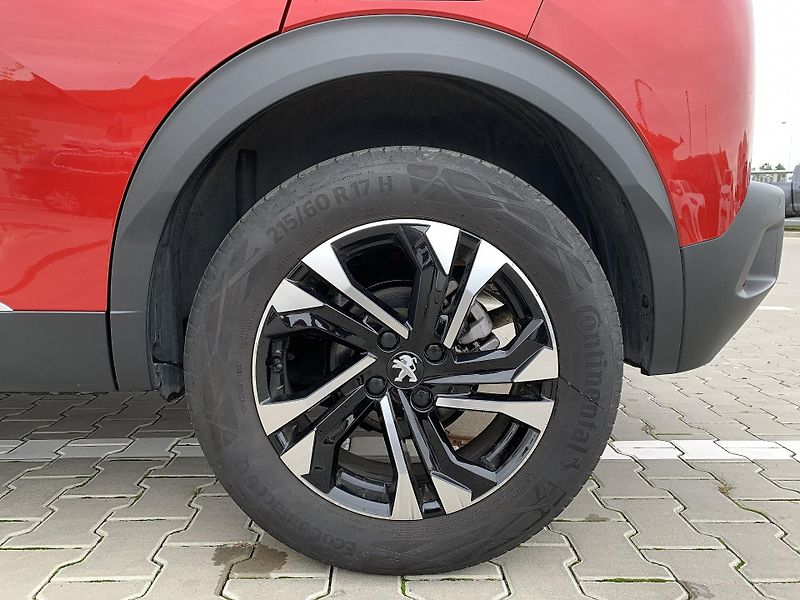 Peugeot 2008 ALLURE 1.2 PureTech 74kW MAN6 - fotka 32 z 33