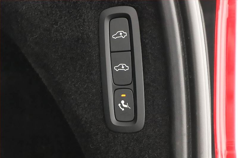 Volvo XC90 (2020) B6 AWD - fotka 27 z 31