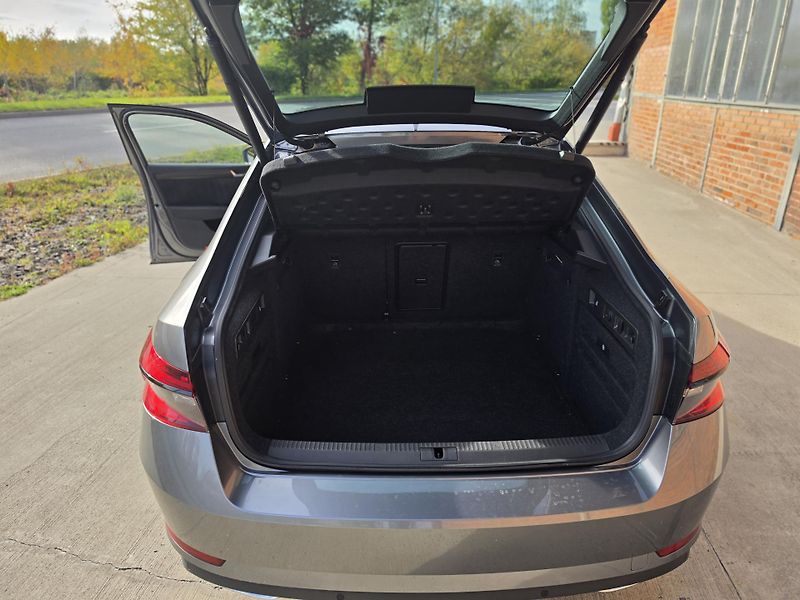 Škoda Superb (2023) Sportline 2,0 TDI 110kW AUT - fotka 16 z 23