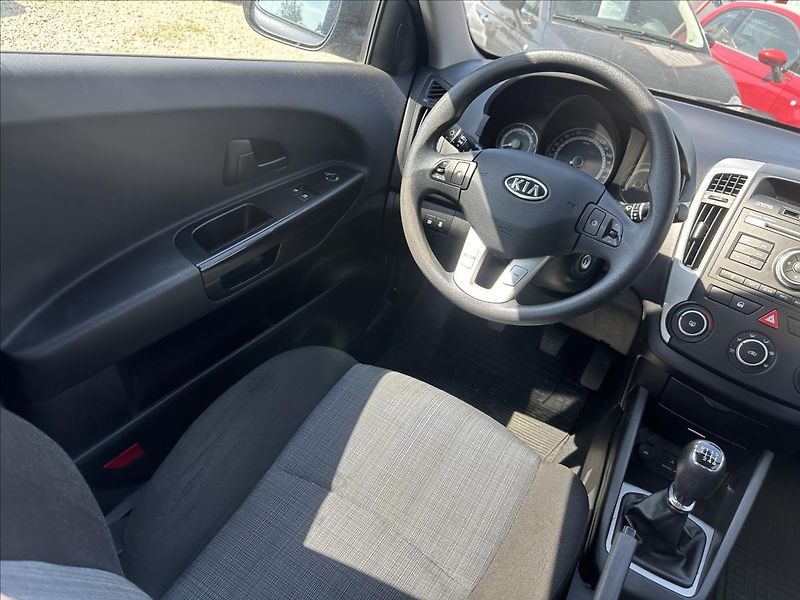 Kia Ceed 1,6 CRDi 85kW Exclusive - fotka 23 z 28