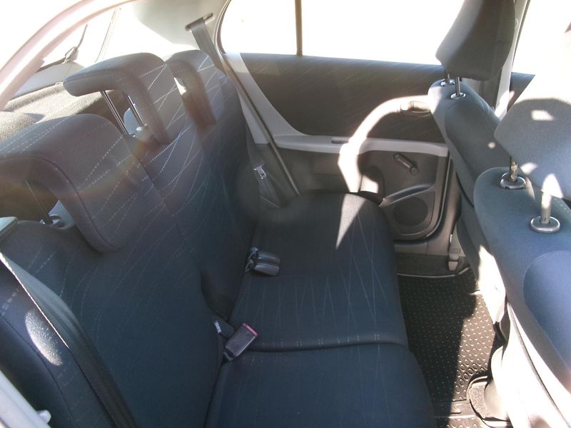 Toyota Yaris 1,0i KLIMA - fotka 10 z 22