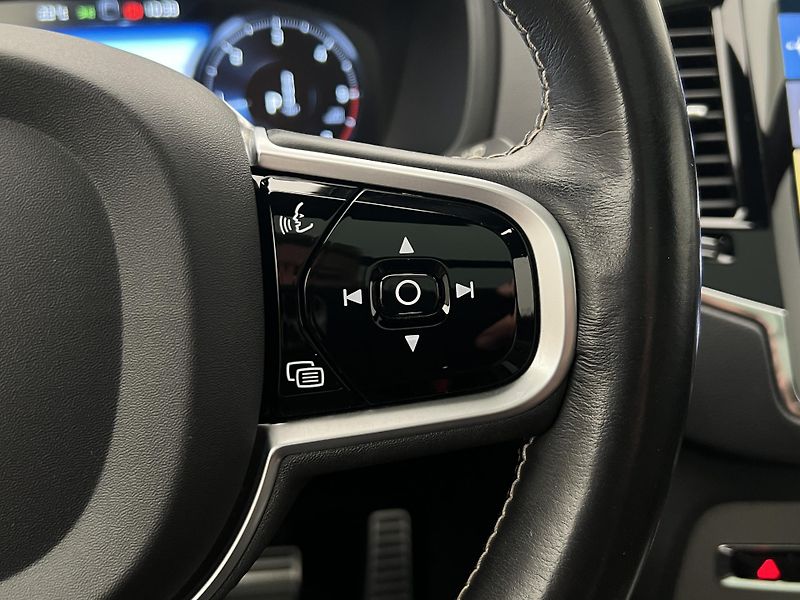 Volvo XC90 B5 AWD R-DESIGN AUT 7 MÍST - fotka 26 z 48