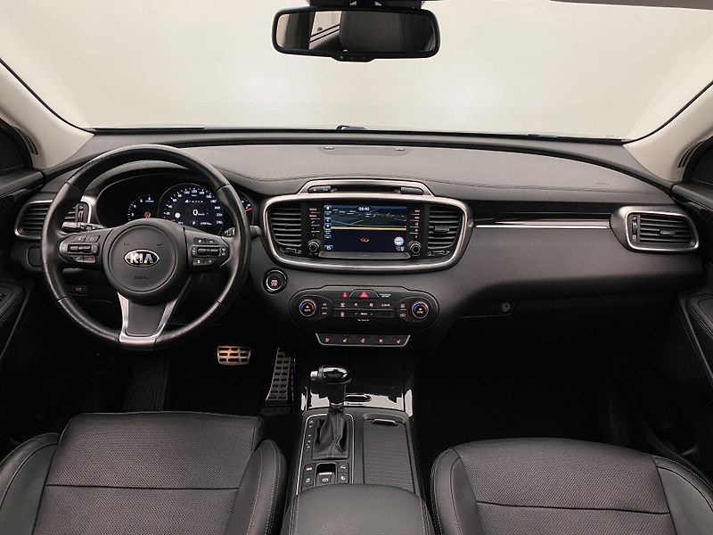 Kia Sorento 2.2 CRDi 147kW AWD AUT 7míst - fotka 2 z 56