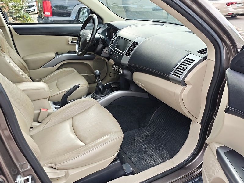 Citroën C-Crosser (2011) 2,2 HDI 4x4 7Míst 115 KW - fotka 23 z 33