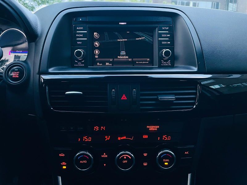 Mazda CX-5 2.0i MANUÁL 4x4 1MAJITEL TAŽNÉ - fotka 32 z 40