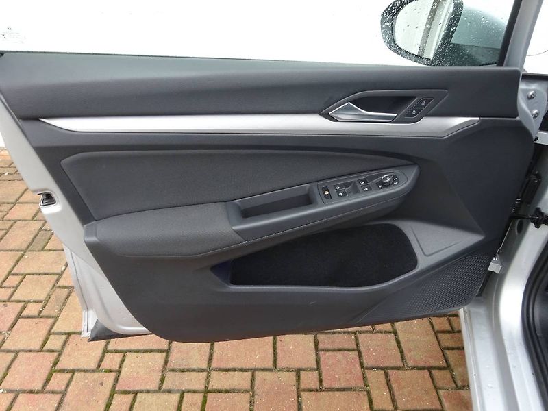 Volkswagen Golf Variant (2022) 1,0TSi /81kW  Life - fotka 24 z 27