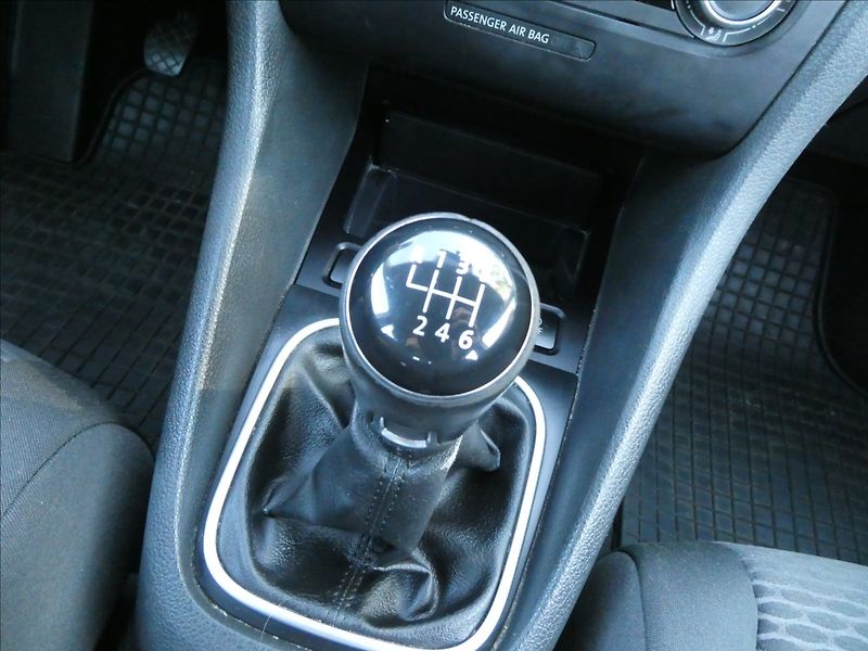 Volkswagen Golf 1,2 TSi 77kW serviska, klima - fotka 26 z 42