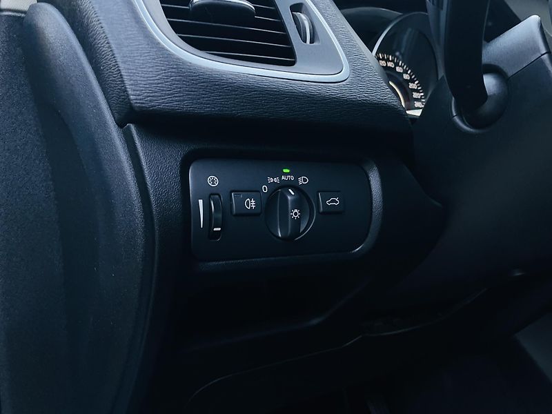 Volvo V40 2.0i MANUÁL 1.MAJITEL SENZORY - fotka 32 z 41
