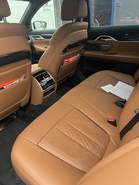 BMW Řada 7 (2021) 750 i M sportovní paket - fotka 7 z 10