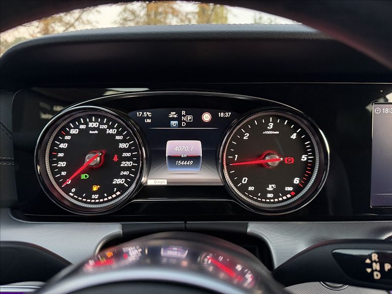 Mercedes-Benz Třídy E 220d AMG 4Matic - fotka 15 z 26