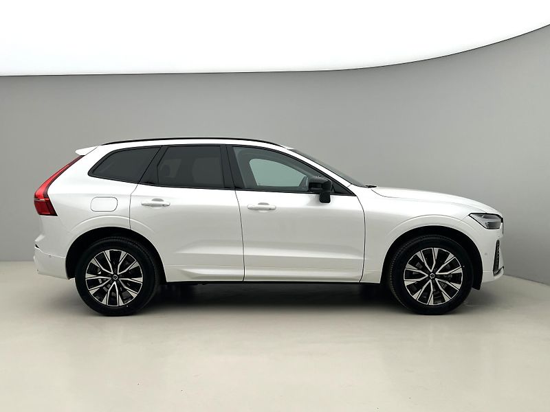 Volvo XC60 B5 AWD PLUS DARK AUT 1.maj. - fotka 10 z 43
