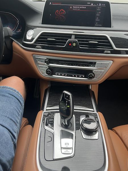 BMW Řada 7 (2021) 750 i M sportovní paket - fotka 5 z 10