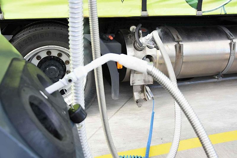 Nová plnicí stanice zkapalněného zemního plynu LNG do nádrží tahačů kamionů s nepřetržitým bezobslužným provozem společnosti GasNet u Klecan na Praze-východ.