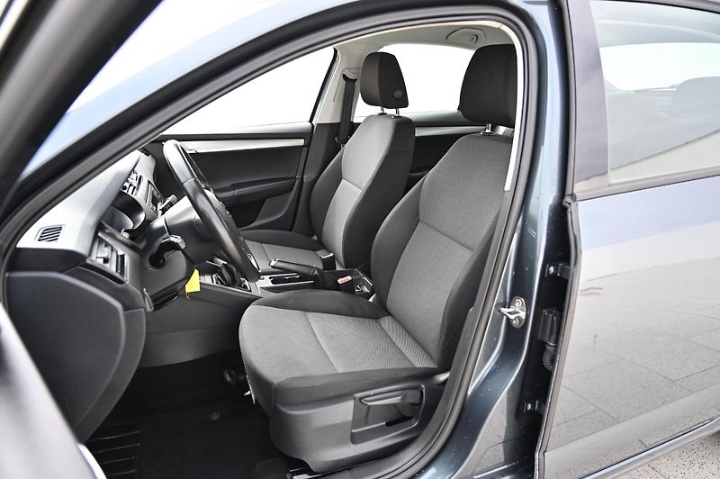 Škoda Octavia 1.6TDI 66KW Active 8/2015 - fotka 17 z 28