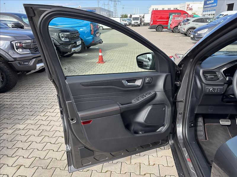Ford Kuga 2,5 HEV 138kW ST-Line X AWD - fotka 18 z 38