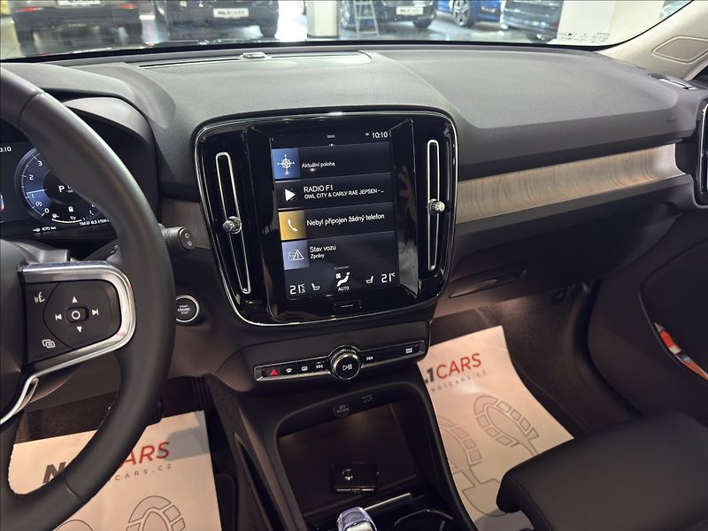 Volvo XC40 2,0   B4 AWD MOMENTUM DPH - fotka 13 z 35