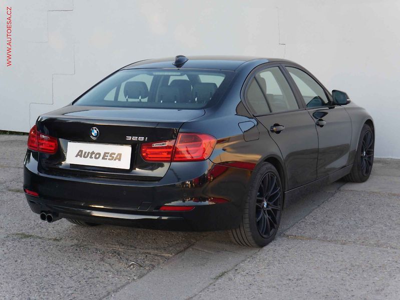 BMW Řada 3 (2013) 2.0i 328i, AC, tempo, park - fotka 6 z 15