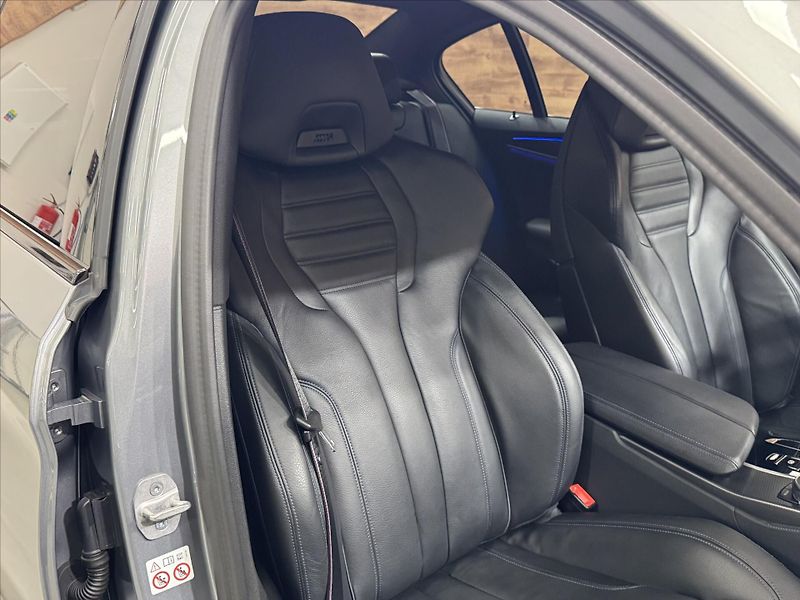 BMW Řada 5 M550i xDRIVE LASER HUD - fotka 23 z 31
