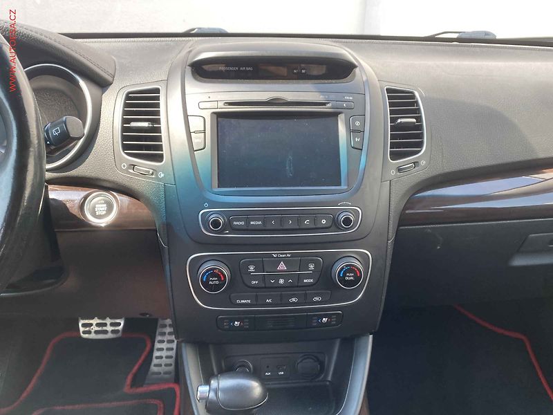 Kia Sorento (2014) 2.2 CRDi AWD, ČR, Premium, AT - fotka 12 z 19