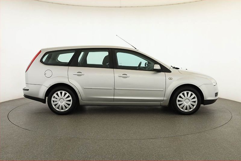 Ford Focus (2007) 1.6 16V, po STK, Tažné, Klima - fotka 6 z 11