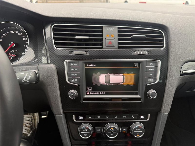 Volkswagen Golf 2.0 GTI DSG - fotka 15 z 19