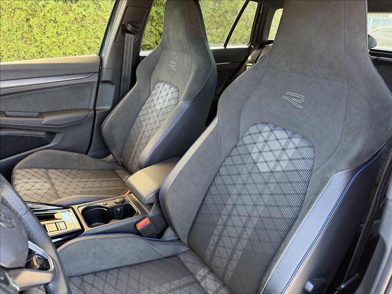 Volkswagen Golf VIII 1.5 eTSI R-Line DSG - fotka 14 z 19