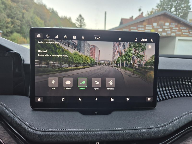 Škoda Superb ZAMLUVENO ! 110kw DSG L&K 18A - fotka 26 z 52