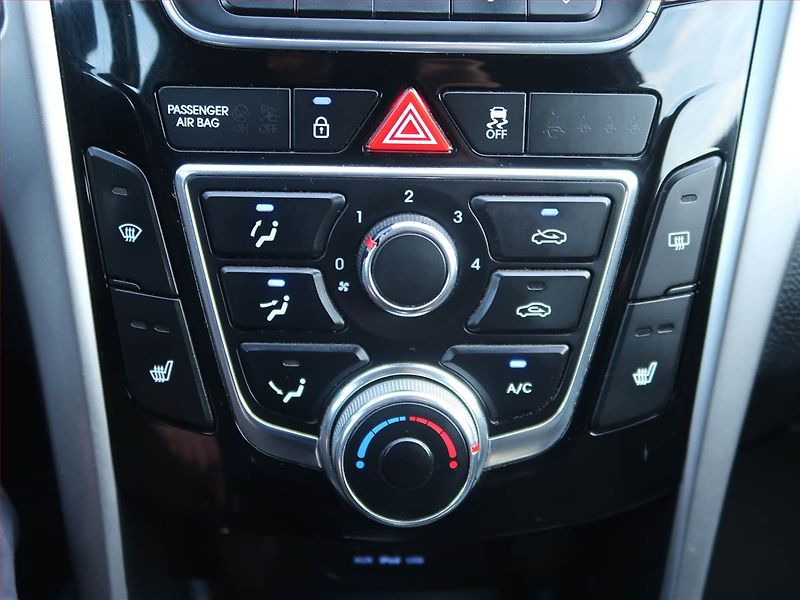 Hyundai i30 (2015) 1.6 MPI, Serv.kniha, Tempomat - fotka 15 z 17