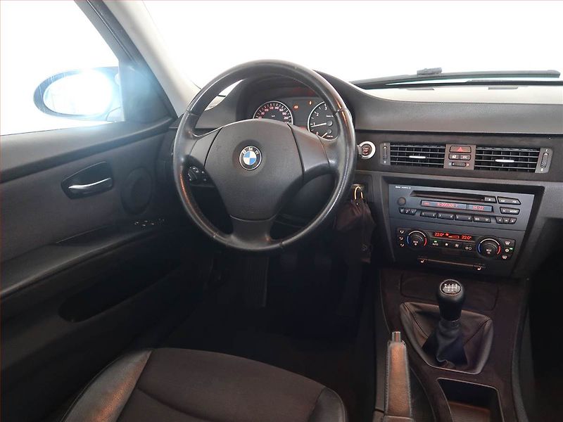 BMW Řada 3 (2005) 320 i, Serv.kniha - fotka 7 z 12