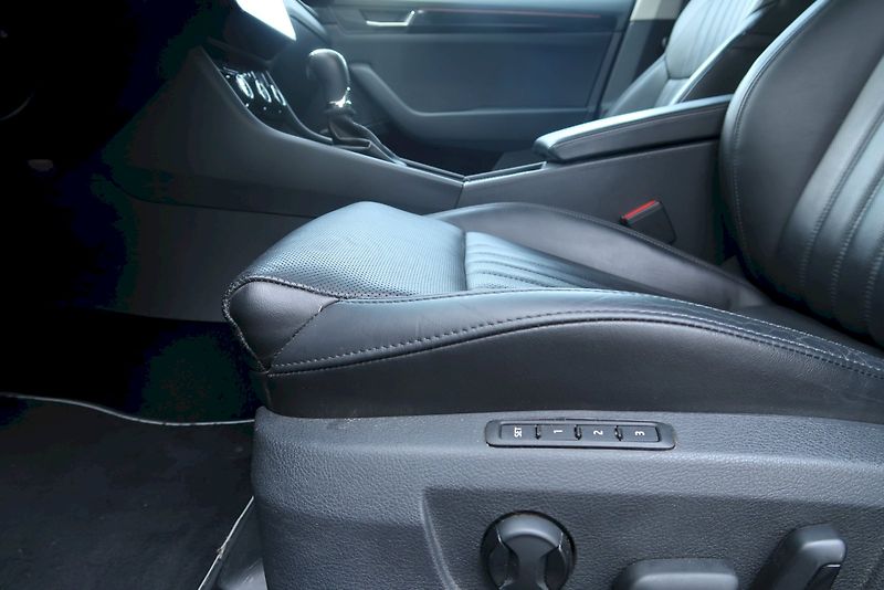 Škoda Superb (2018) Combi L&K  2,0 TDi/140 kW 4X4 - fotka 15 z 36