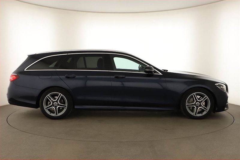 Mercedes-Benz Třídy E (2020) AMG Paket E 220 d 4MATIC - fotka 6 z 21