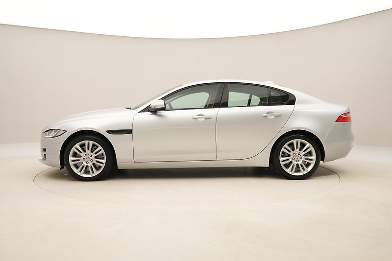 Jaguar XE 30t 221kW AWD AUT CZ - fotka 9 z 39