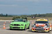 Ford Mustang GT Convertible a soutěžní Ford Fiesta WRC Martina Prokopa.