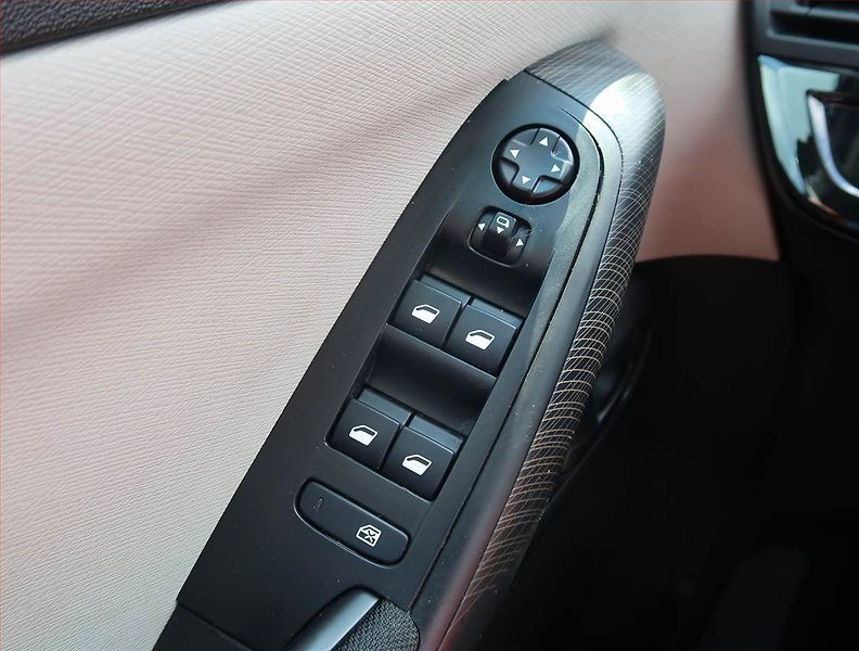 Citroën C4 Picasso (2018) 1.6 BlueHDi, ČR,1.maj - fotka 18 z 21