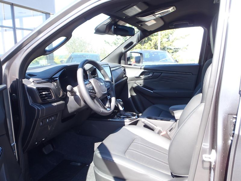 Isuzu D-Max  2.2 Double Cab V-CROSS 4x4 - fotka 9 z 26