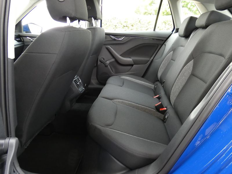Škoda Kamiq Active 1.0 TSI /70 kW - fotka 23 z 30