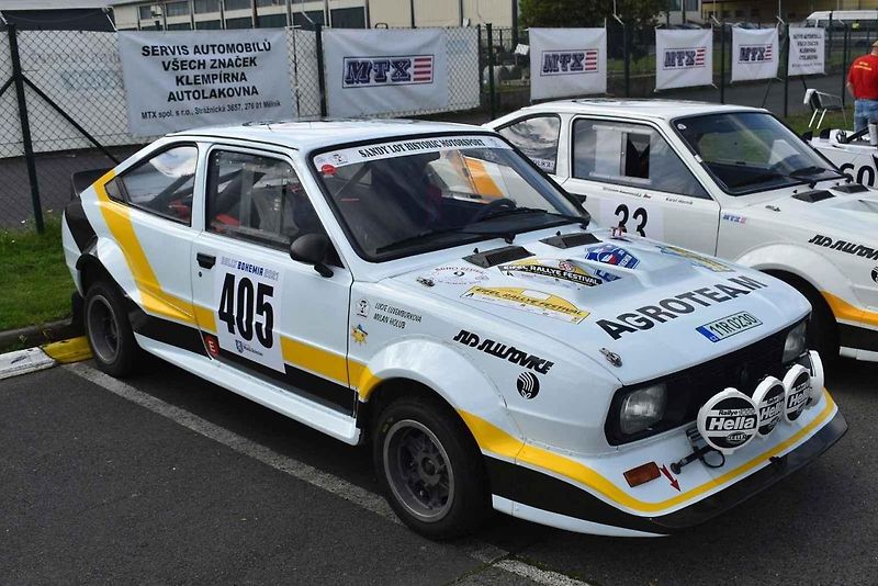 Auto na závodní dráze autodromu Sosnová