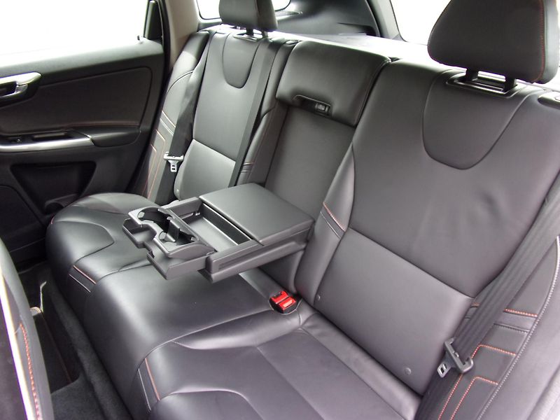 Volvo XC60 (2016) 2.0 D4 140kW OCEAN RACE KRÁSNÉ - fotka 17 z 27